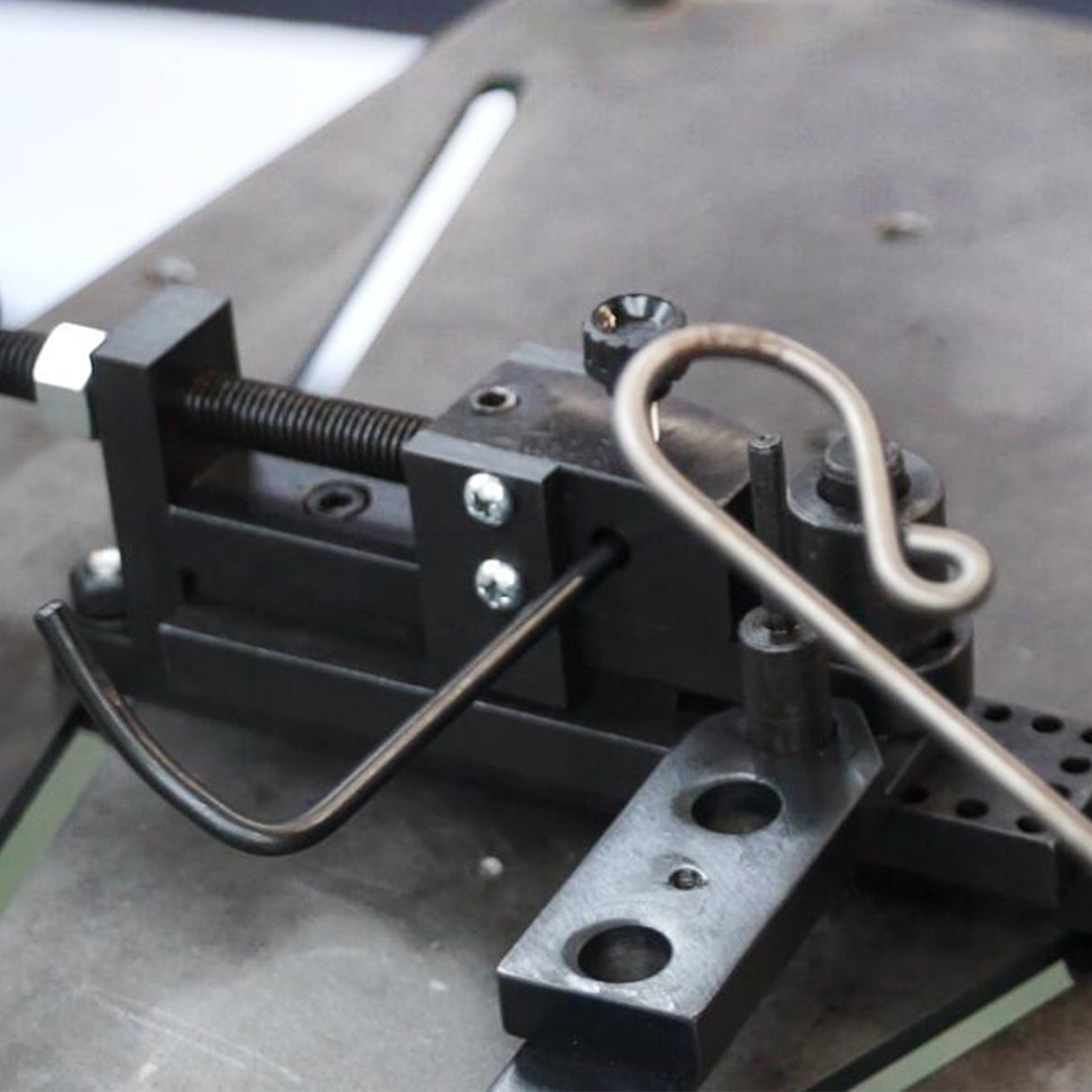 BOKA MUB-1 Mini-Universalbieger, manuelle Biegemaschine für Draht und flaches Metall, ideal für Zierarbeiten, kompakt und vielseitig