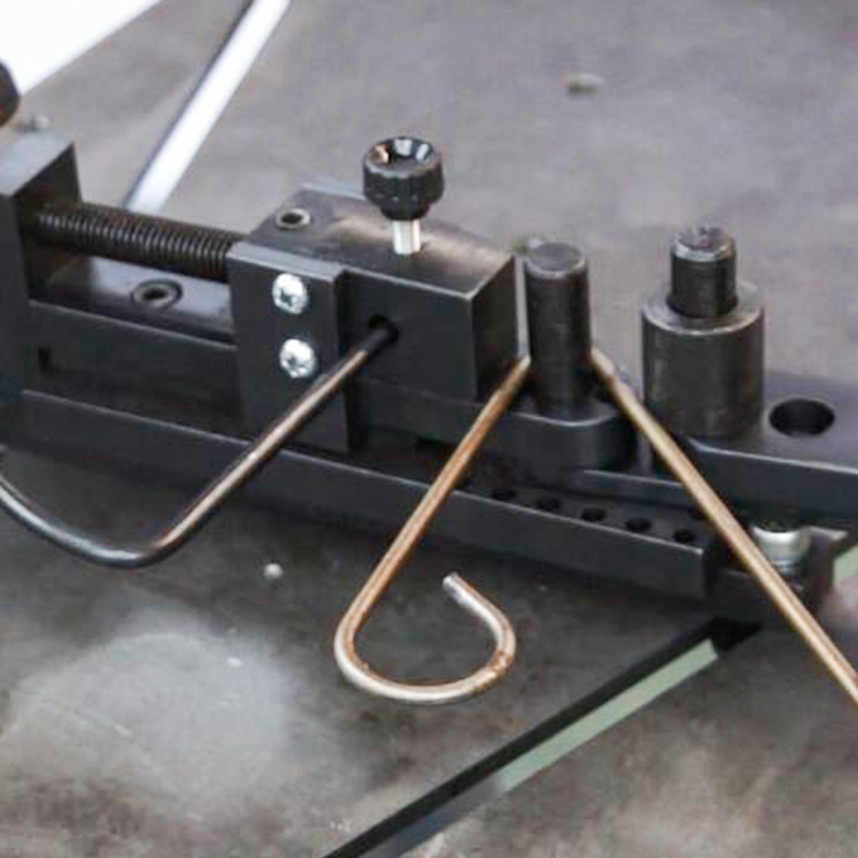 BOKA MUB-1 Mini-Universalbieger, manuelle Biegemaschine für Draht und flaches Metall, ideal für Zierarbeiten, kompakt und vielseitig